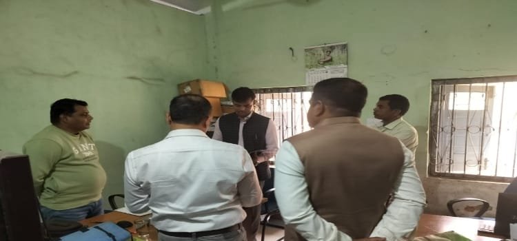अनुमंडल पदाधिकारी , सदर, राँची ने नामकुम प्रखण्ड और अंचल कार्यालय का औचक निरीक्षण किया गया। 20250221_154407