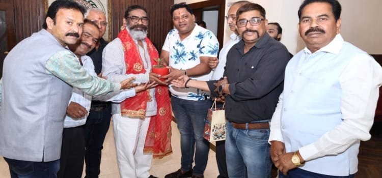 मुख्यमंत्री हेमंत सोरेन को पहाड़ी मंदिर आयोजन समिति ने शिव बारात में सम्मिलित होने को किया आमंत्रित। 4 20250222 184548