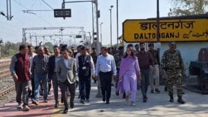 महाकुंभ को लेकर डाल्टनगंज रेलवे स्टेशन पर अतिरिक्त बल और मजिस्ट्रेट तैनात, जिला उपायुक्त ने किया निरीक्षण 14 IMG 20250217 WA0016