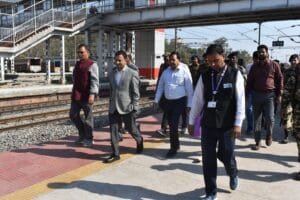 महाकुंभ को लेकर डाल्टनगंज रेलवे स्टेशन पर अतिरिक्त बल और मजिस्ट्रेट तैनात, जिला उपायुक्त ने किया निरीक्षण 12 Additional force and magistrate deployed at Daltonganj railway station regarding Mahakumbh, District Deputy Commissioner inspected