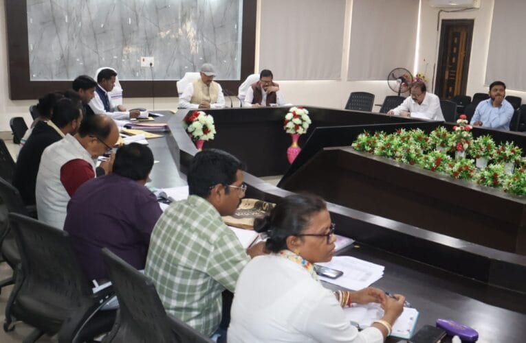 सिमडेगा उपायुक्त अजय कुमार सिंह की अध्यक्षता में शिक्षा विभाग की हुई समीक्षात्मक बैठक।