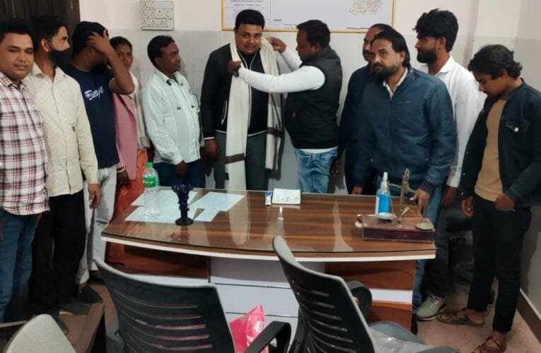 एके आजाद सेवा संस्थान के प्रतिनिधि मंडल ने नवनियुक्त चिकित्सा प्रभारी बुढ़मू से की शिष्टाचार मुलाकात