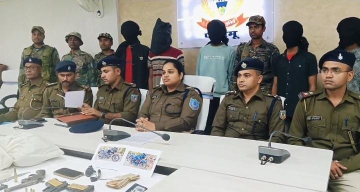 पलामू पुलिस की बड़ी कार्रवाई, पांच कुख्यात अपराधी गिरफ्तार, लूटपाट और हत्या मामलों में थे संलिप्तता।
