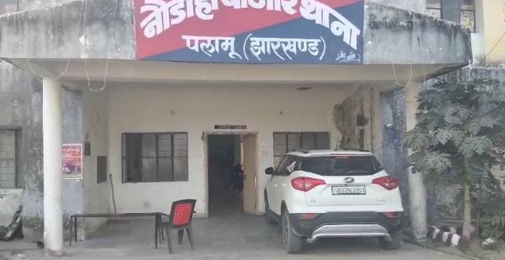 कूहकुह स्टोन माईस,संदिग्ध लोगों ने एक हाईवा को किया आग के हवाले। 4 IMG 20250228 WA0006 1