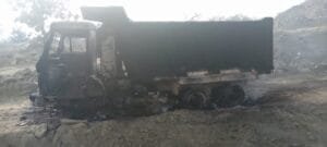 कूहकुह स्टोन माईस,संदिग्ध लोगों ने एक हाईवा को किया आग के हवाले। 6 IMG 20250228 WA0008