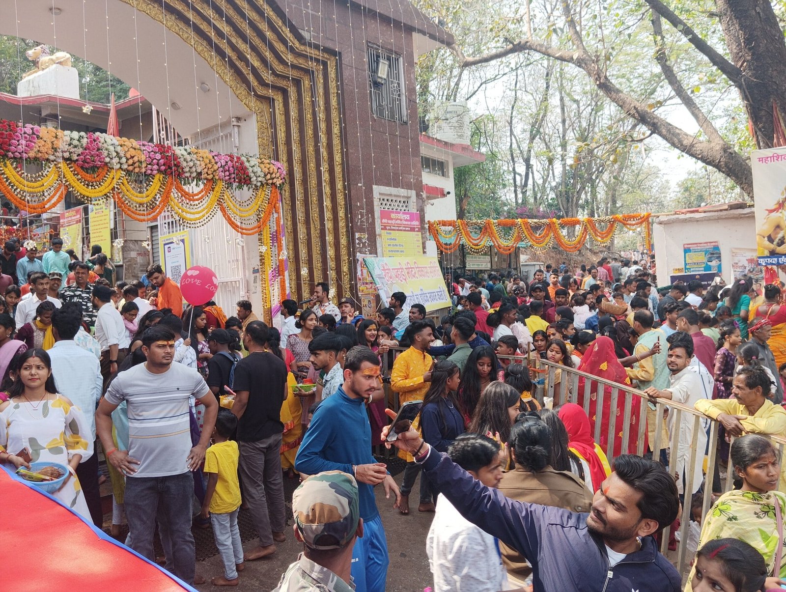 महाशिवरात्रि के अवसर पर राजधानी रांची स्थित पहाड़ी मंदिर में उमड़ा भक्तों का जन सैलाब। 1 IMG 20250226 131518 scaled