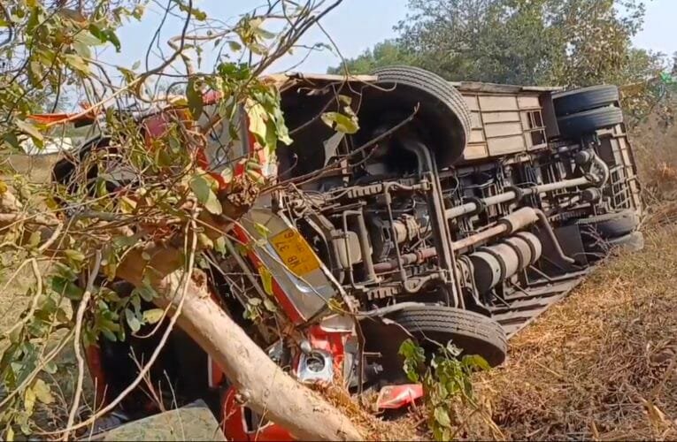 Breking महाकुंभ जाने वाली बस पलटी बड़ा हादसा टला
