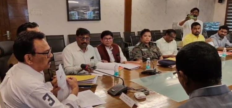 लोहरदगा में सड़क सुरक्षा के प्रति जागरूकता को लेकर महत्वपूर्ण बैठक 5 20250301 113123