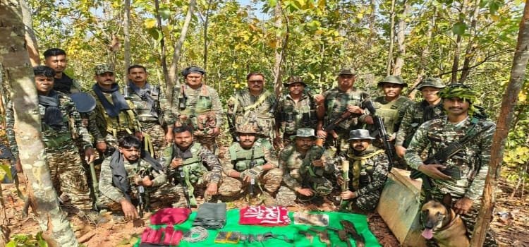 चाईबासा में नक्सलियों का डम्प तबाह, भारी मात्रा में हथियार बरामद 6 20250304 160607