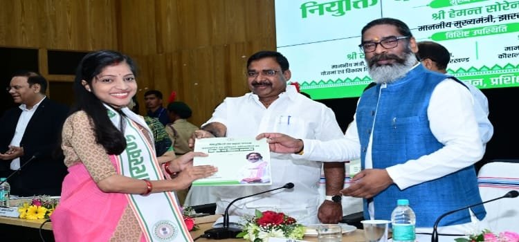 झारखंड मंत्रालय में श्रम, प्रशिक्षण, नियोजन एवं कौशल विकास विभाग में 49 प्रशिक्षण अधिकारियों को मुख्यमंत्री हेमंत सोरेन के हाथों नियुक्ति पत्र मिली 4 20250305 181948