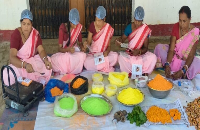 ग्रामीण महिलाओं के बनाए गुलाल से लोगों के चेहरे खिलेंगे