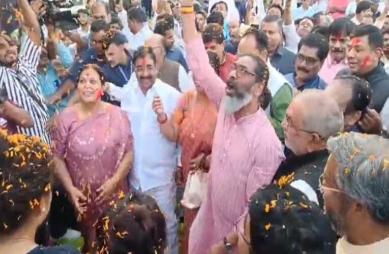 हेमंत सोरेन ने सत्ता पक्ष और विपक्ष के विधायकों के साथ खेली फूलो वाली होली