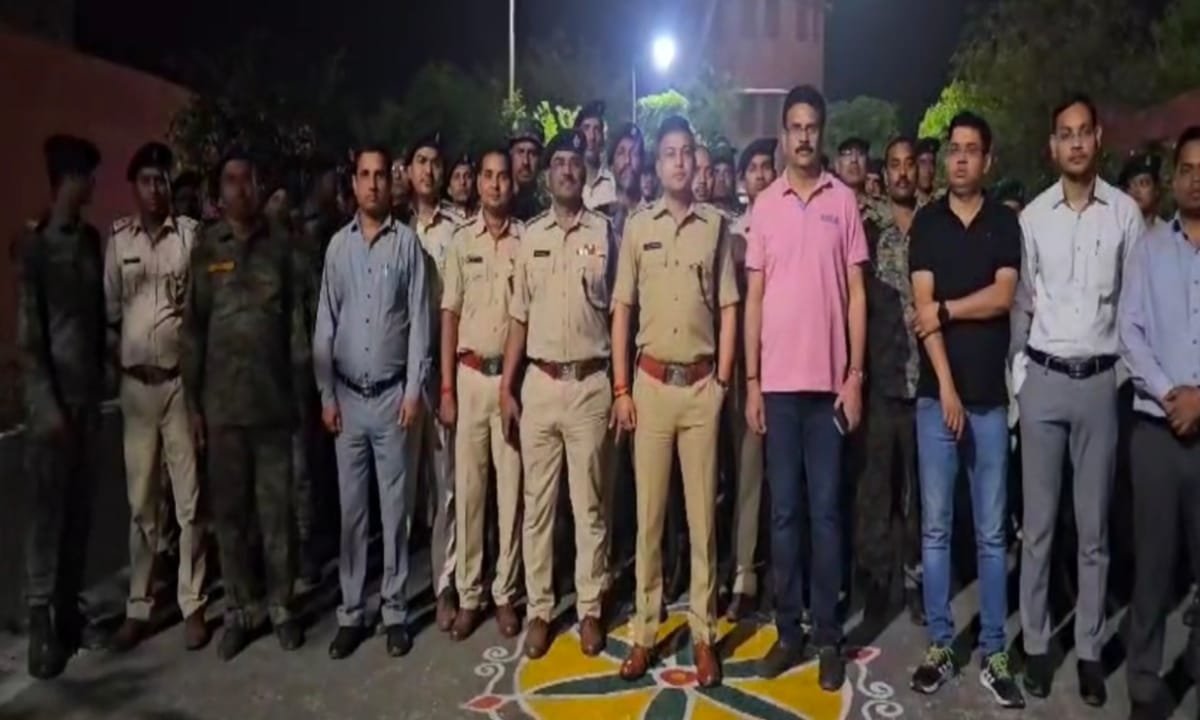 रामगढ़ जेल में पुलिस का छापा, मोबाइल के साथ कैश भी बरामद 4 20250312 122935