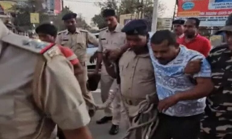 रांची पुलिस नए तेवर कलेवर में , अमन साव के गुर्गों को रांची के मेन रेड में कराया गया परेड, कल पुलिस ने किया था तीनों को गिरफ्तार