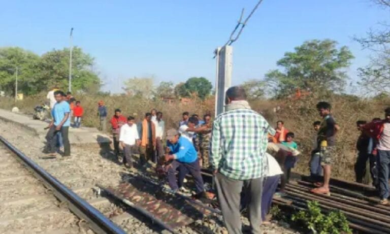  ट्रेन से उतरने के दौरान युवक का पैर फिसला, चपेट में आने से  मौत