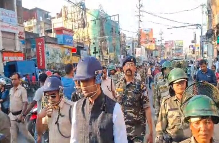 रांची में जुम्मे की नमाज और होली को देखते हुए पुलिस का एहतियातन फ्लैग मार्च