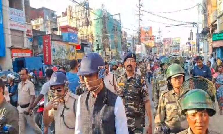 रांची में जुम्मे की नमाज और होली को देखते हुए पुलिस का एहतियातन फ्लैग मार्च