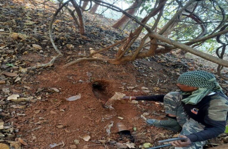 जंगल से लेकर सड़क तक चला चाईबासा पुलिस का अभियान , दो बड़ी खबरें