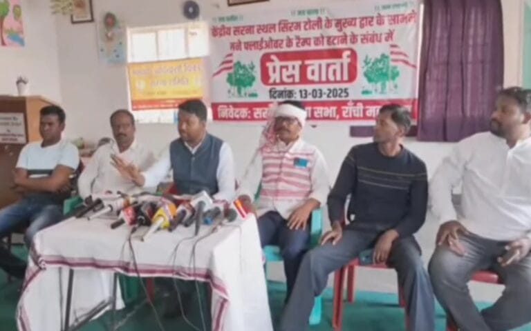 निर्माणाधीन फ्लाईओवर के रैंप हटाने की सरना प्रार्थना सभा ने की मांग