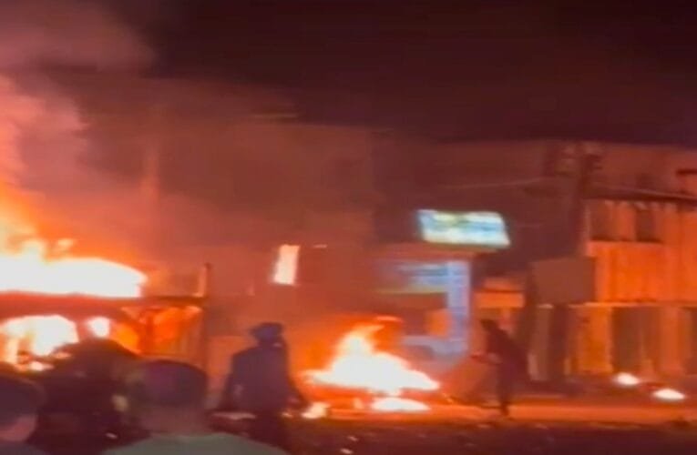 गिरिडीह में दो पक्षो के हिंशक झड़प, कई दुकानों के साथ गाड़ियों मेँ लगाई आग