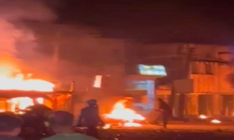 गिरिडीह में दो पक्षो के हिंशक झड़प, कई दुकानों के साथ गाड़ियों मेँ लगाई आग