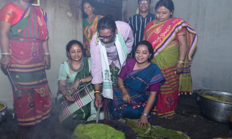 मुख्यमंत्री हेमंत सोरेन बाहा पर्व पर पत्नी कल्पना सोरेन संग नेमरा पहुचे, सरना पूजा स्थल “जाहेरथान” में पारंपरिक विधि-विधान से पूजा-अर्चना कर राज्यवासियों की सुख, समृद्धि, उन्नति और कल्याण की कामना की