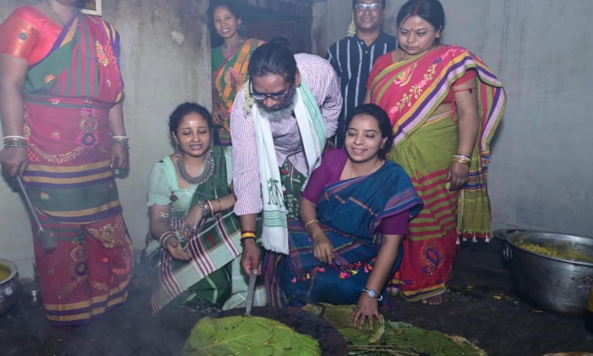 मुख्यमंत्री हेमंत सोरेन बाहा पर्व पर पत्नी कल्पना सोरेन संग नेमरा पहुचे, सरना पूजा स्थल "जाहेरथान" में पारंपरिक विधि-विधान से पूजा-अर्चना कर राज्यवासियों की सुख, समृद्धि, उन्नति और कल्याण की कामना की 4 20250316 122205