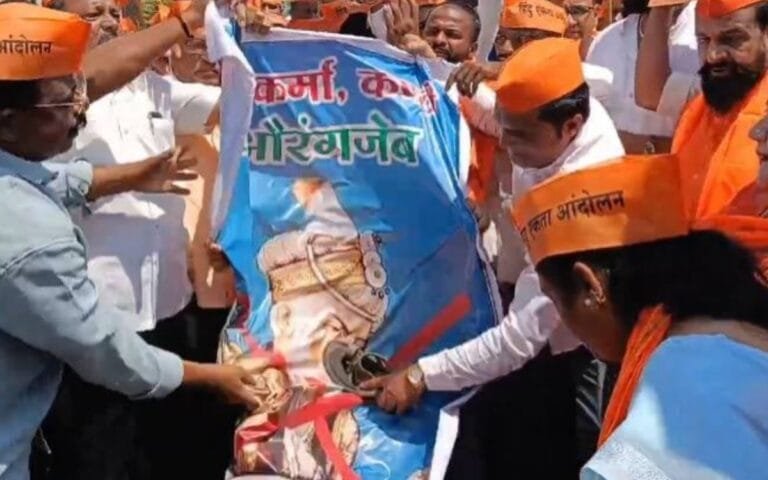 महाराष्ट्र में औरंगजेब की कब्र हटाने को लेकर VHP और बजरंग दल का प्रदर्शन