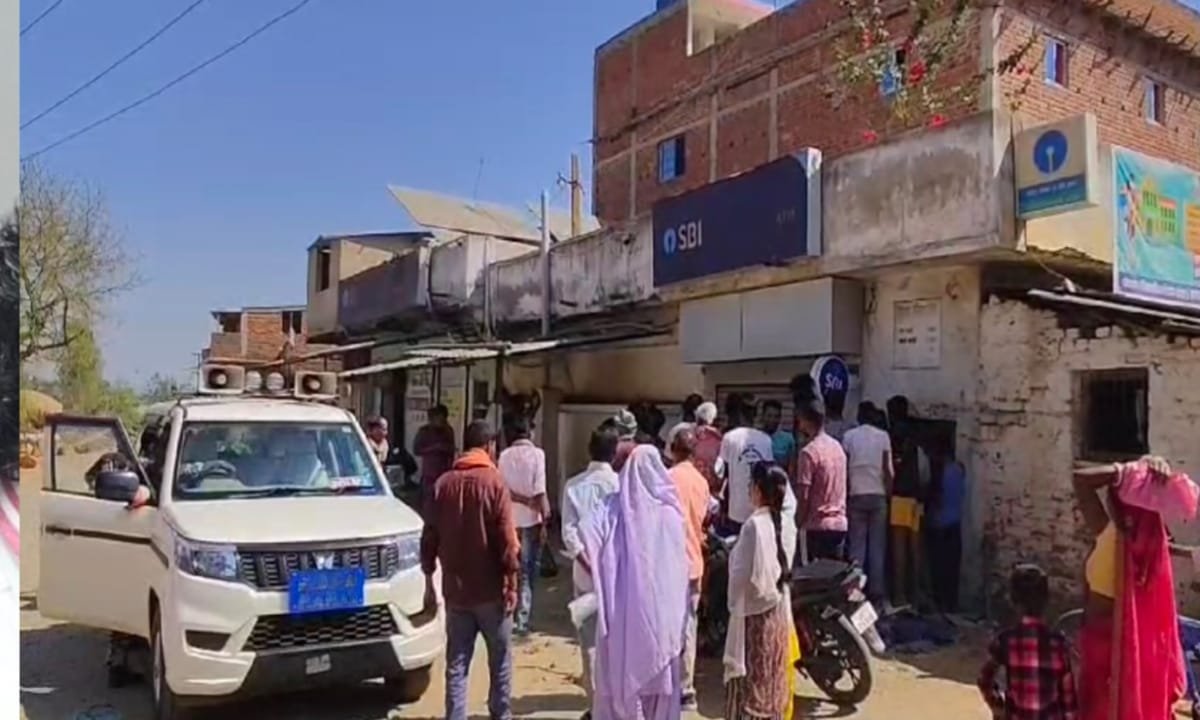 कोडरमा गैस कटर से एसबीआई के एटीएम को काट उड़ा लिया एटीएम से लाखों का कैश 20250319_124643