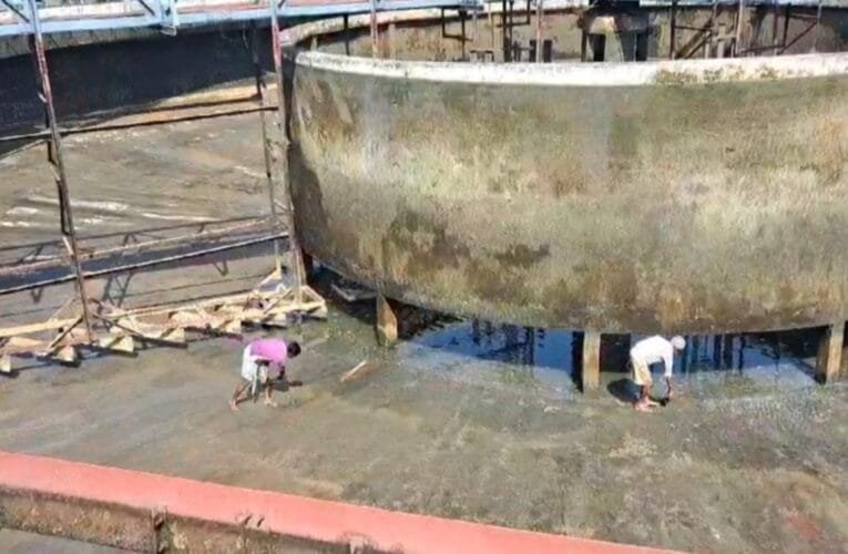 सरयू राय के पोस्ट के बाद जागा प्रशासन वॉटर टैंकर की सफाई शुरू हुई सफाई