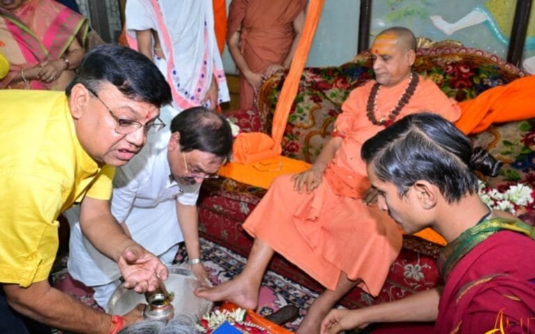 शंकराचार्य स्वामी सदानंद सरस्वती महाराज जी का चरण पादुका खड़ाऊ का हुआ पूजन