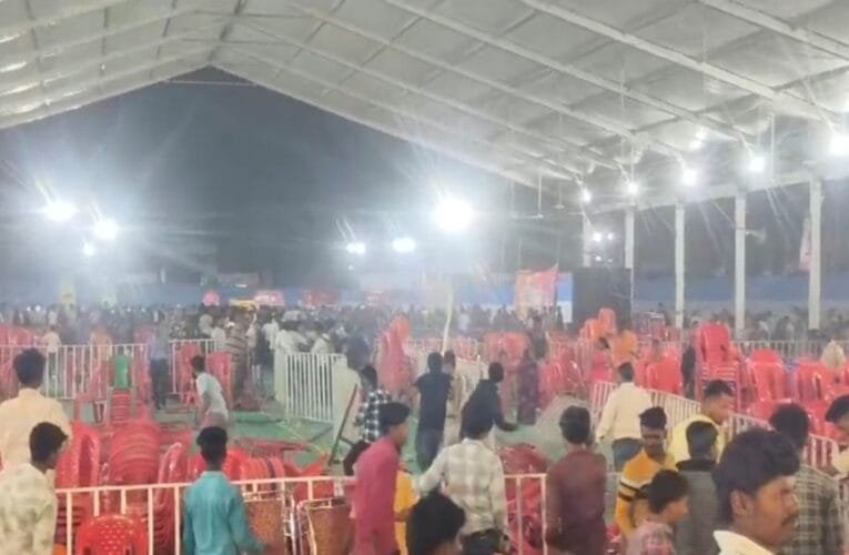 गढ़वा श्री बंशीधर महोत्सव में चली लाठियां , टूटी कुर्सियां , अव्यवस्था का आलम