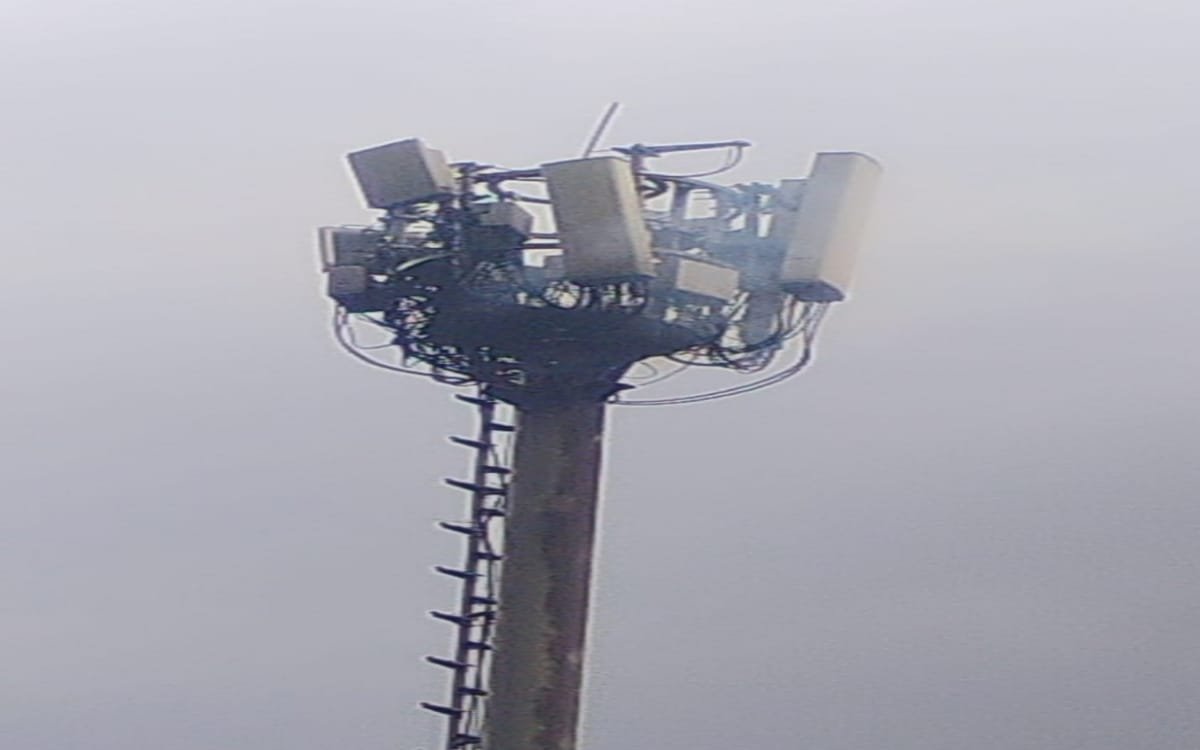 जिओ टावर में लगी आग दमकलकर्मियों के छूटे पसीने 4 20250321 142911