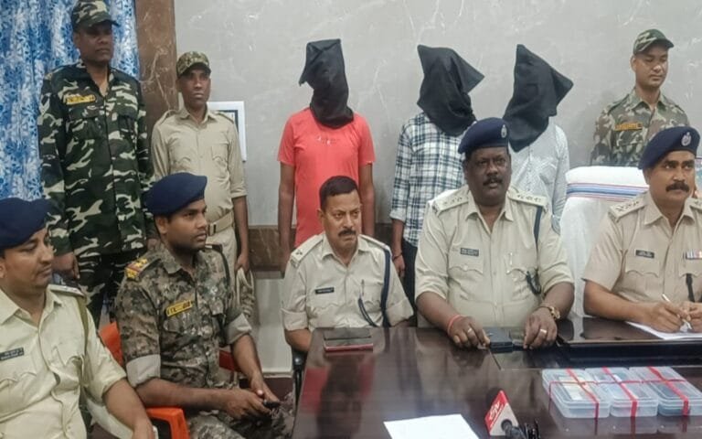 सिमडेगा में साइबर ठगों पर सदर पुलिस की कार्रवाई तीन गिरफ्तार 