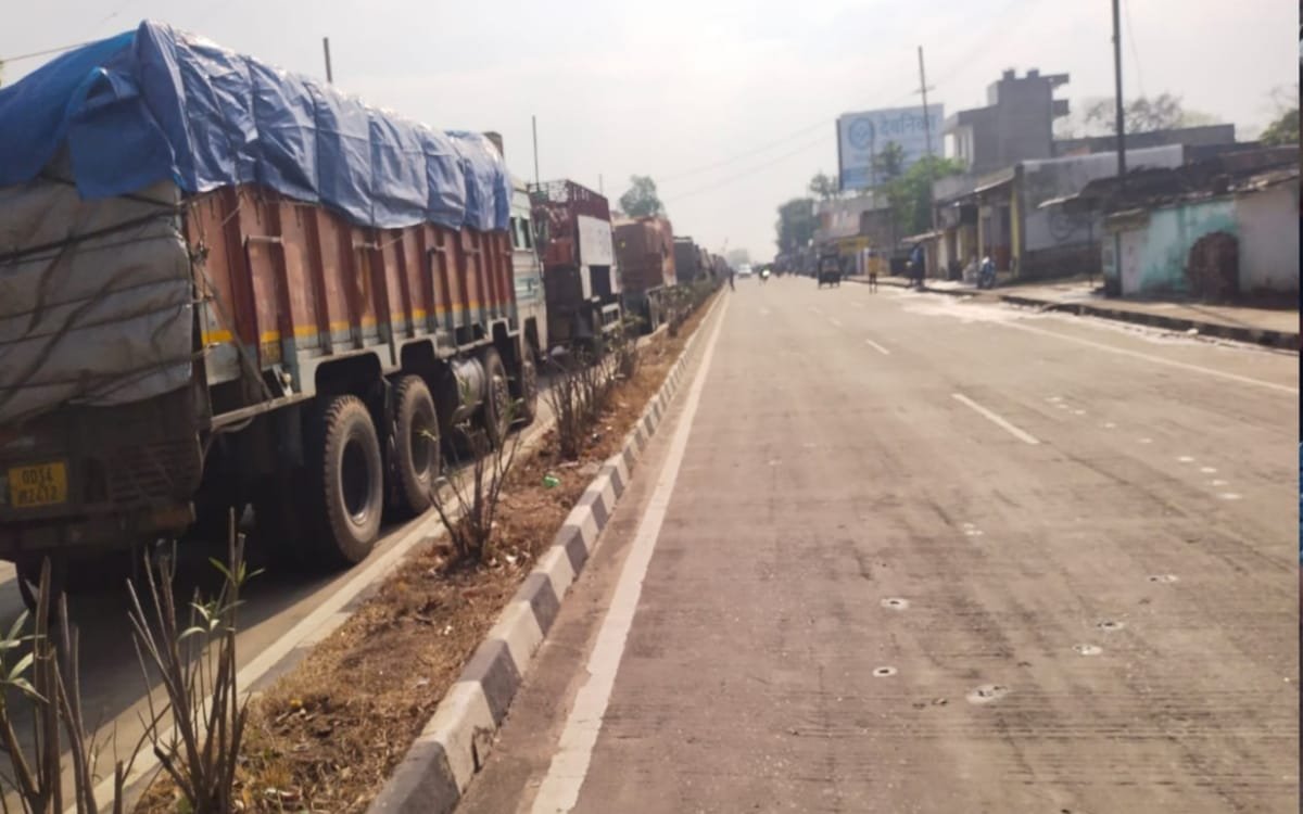रांची बंद बिजुपाड़ा चौक को जाम वाहनों की लंबी कतारें, कुछ स्थानों पर परीक्षार्थियों के वाहनों को भी रोका 2 20250322 093610