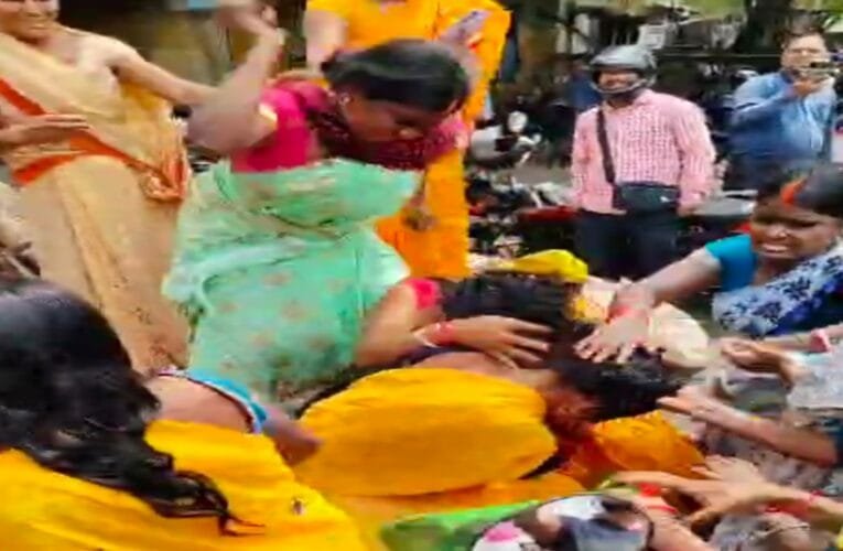 धनबाद मइयां सम्मान योजना में लचर व्यवस्था के कारण महिलाओं में हुई जबरजस्त मारपीट:  देखें वीडियो