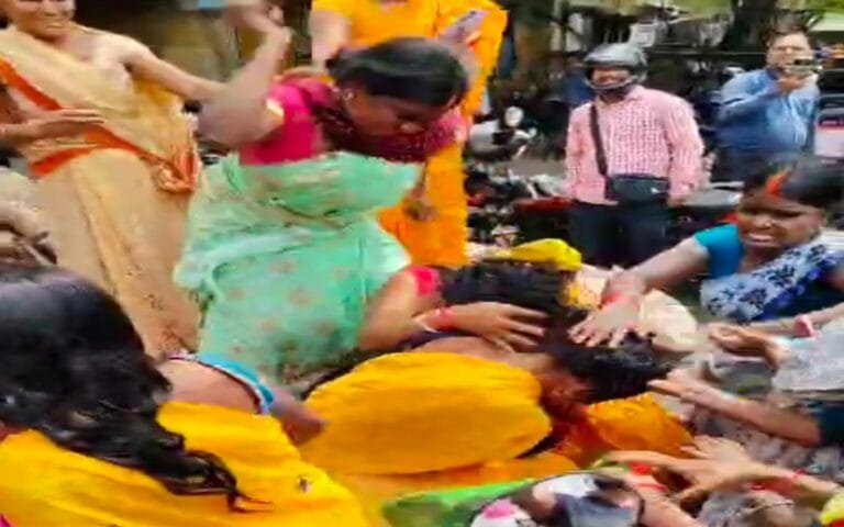 धनबाद मइयां सम्मान योजना में लचर व्यवस्था के कारण महिलाओं में हुई जबरजस्त मारपीट:  देखें वीडियो