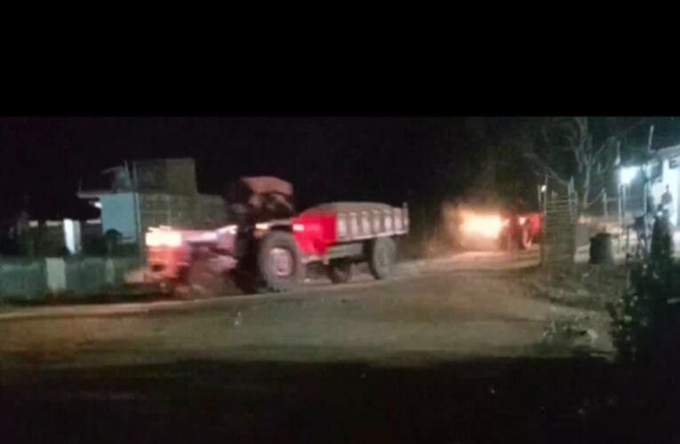 देवघर : चौकीदार पर लगा बालू तस्करी का आरोप