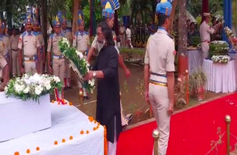 राज्यपाल संतोष गंगवार और मुख्यमंत्री हेमंत सोरेन ने शहीद सुनील कुमार मंडल को श्रद्धांजलि दी दी