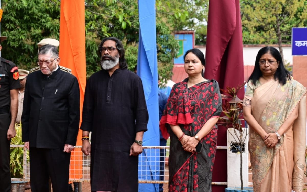 शहीद CRPF जवान को दी गई श्रद्धांजलि, राज्यपाल और मुख्यमंत्री रहे मौजूद 20250323_115544