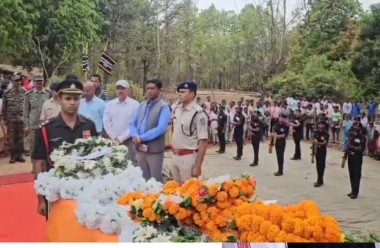 शहीद किशोर बाड़ा का पार्थिव शरीर पहुँचा उनके गांव, नम आंखों से दी गयी विदाई