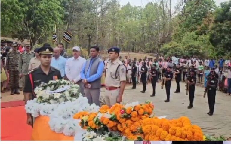 शहीद किशोर बाड़ा का पार्थिव शरीर पहुँचा उनके गांव, नम आंखों से दी गयी विदाई