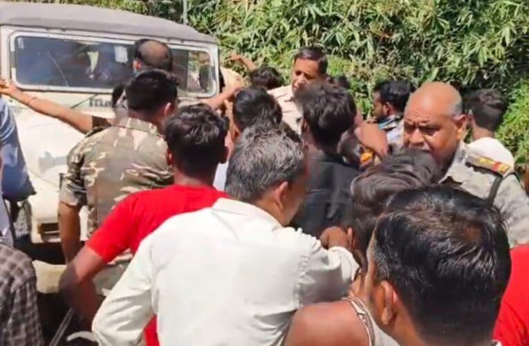 शिक्षक को बचाने गई पुलिस से ग्रामीणों का झड़प चाहिए क्या है पूरा मामला