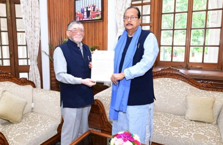 राजभवन में वित्त मंत्री राधाकृष्ण किशोर ने राज्यपाल संतोष कुमार गंगवार से की मुलाकात
