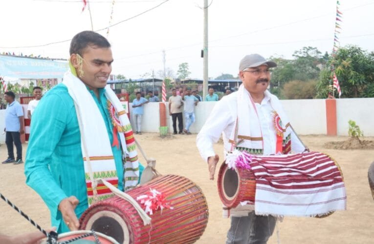 सिमडेगा पुलिस केंद्र में सरहुल की धूम: डीसी और एसपी ने बजाया मांदर, प्रकृति संरक्षण का दिया संदेश