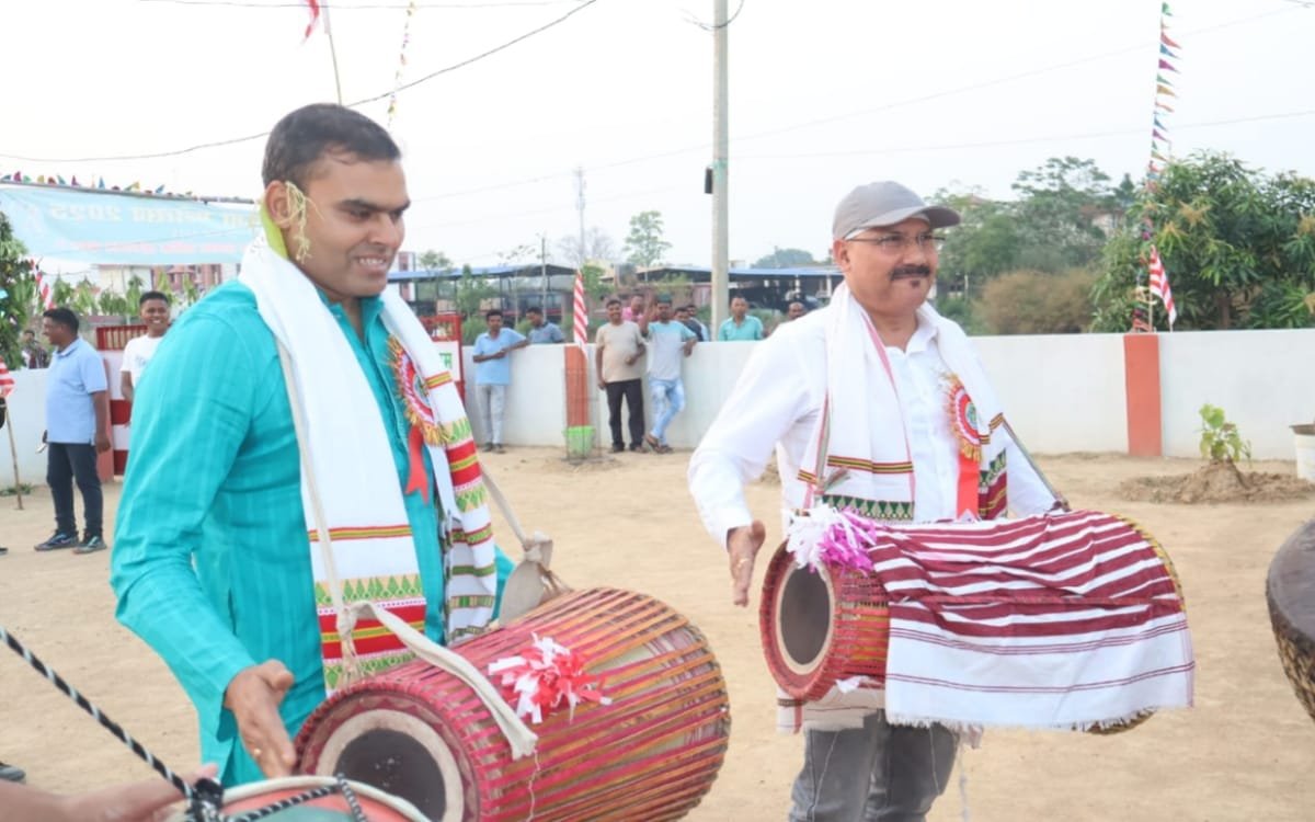 सिमडेगा पुलिस केंद्र में सरहुल की धूम: डीसी और एसपी ने बजाया मांदर, प्रकृति संरक्षण का दिया संदेश 2 20250329 102627