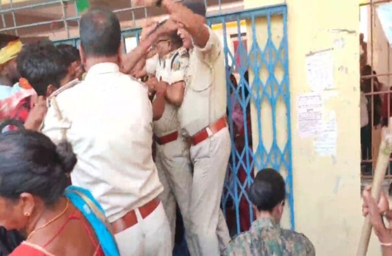 झारखंड के तोपचांची में सड़क न बनने से भड़का ग्रामीणों का गुस्सा: प्रखंड कार्यालय में तालाबंदी, पुलिस से हाथापाई, और अंत में सड़क निर्माण का आश्वासन