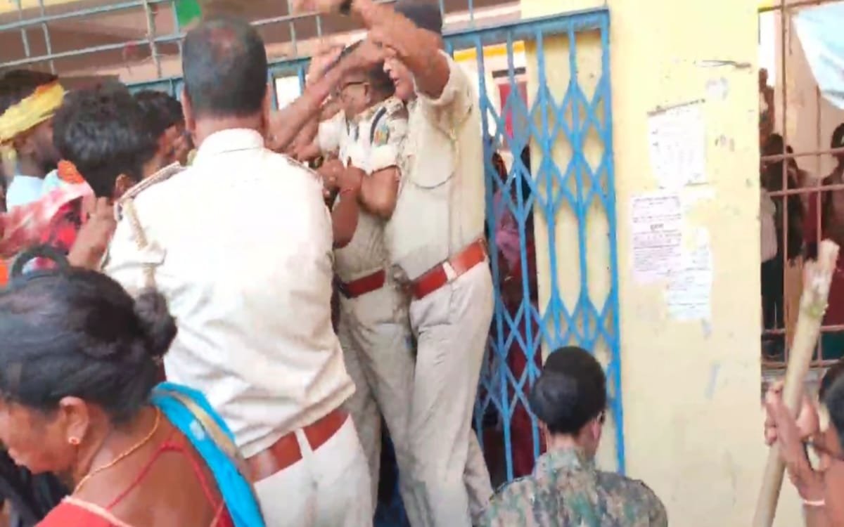 झारखंड के तोपचांची में सड़क न बनने से भड़का ग्रामीणों का गुस्सा: प्रखंड कार्यालय में तालाबंदी, पुलिस से हाथापाई, और अंत में सड़क निर्माण का आश्वासन 8 20250329 133957