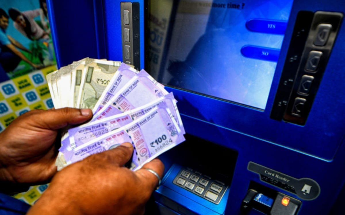 1 मई से एटीएम से पैसे निकालना होगा महंगा, RBI ने बढ़ाई फीस, जानिये नए नियम 6 20250329 161010