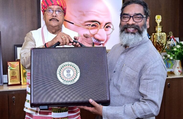 बजट पेश करने से पहले मुख्यमंत्री हेमन्त सोरेन को बजट की कॉपी सौंपते हुए वित्त मंत्री राधा कृष्ण किशोर।